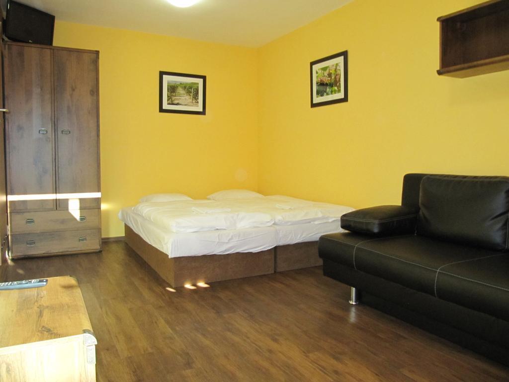 Penzion Vinarsky Dvorek Velke Nemcice Kamer foto